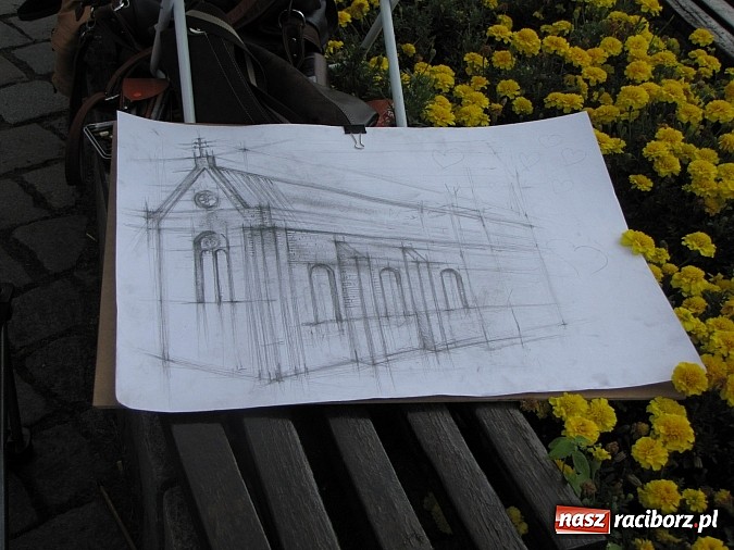 Zdjęcie w galerii na portalu naszraciborz.pl: Studenci architektury na raciborskim rynku doskonalą kreskę wiadomości z regionu