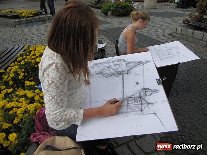 Zdjęcie w galerii na portalu naszraciborz.pl: Studenci architektury na raciborskim rynku doskonalą kreskę wiadomości z regionu