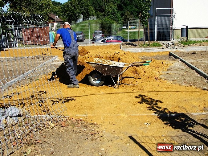 Zdjęcie w galerii na portalu naszraciborz.pl: Plac zabaw na Ocicach powstanie z poślizgiem wiadomości z regionu