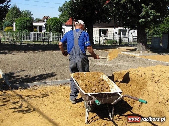 Zdjęcie w galerii na portalu naszraciborz.pl: Plac zabaw na Ocicach powstanie z poślizgiem wiadomości z regionu