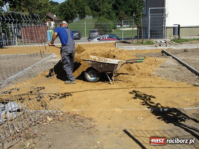 Zdjęcie w galerii na portalu naszraciborz.pl: Plac zabaw na Ocicach powstanie z poślizgiem wiadomości z regionu