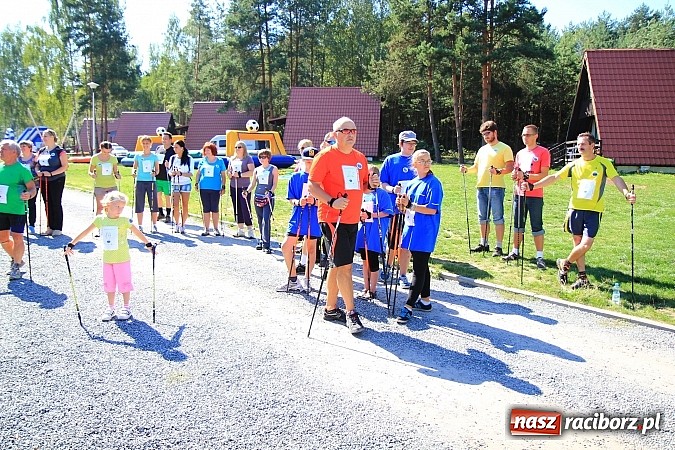 Zdjęcie w galerii na portalu naszraciborz.pl: Kijki w dłoń i w drogę! Zawody Nordic Walking w Szymocicach już za nami wiadomości z regionu
