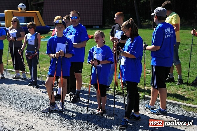 Zdjęcie w galerii na portalu naszraciborz.pl: Kijki w dłoń i w drogę! Zawody Nordic Walking w Szymocicach już za nami wiadomości z regionu
