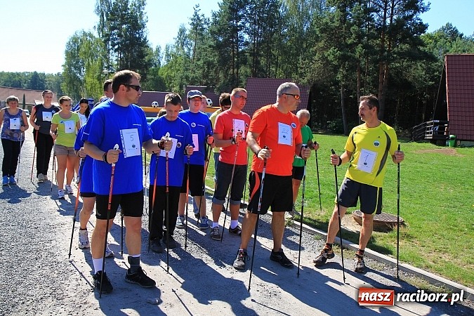 Zdjęcie w galerii na portalu naszraciborz.pl: Kijki w dłoń i w drogę! Zawody Nordic Walking w Szymocicach już za nami wiadomości z regionu