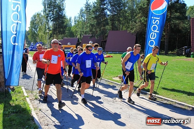 Zdjęcie w galerii na portalu naszraciborz.pl: Kijki w dłoń i w drogę! Zawody Nordic Walking w Szymocicach już za nami wiadomości z regionu