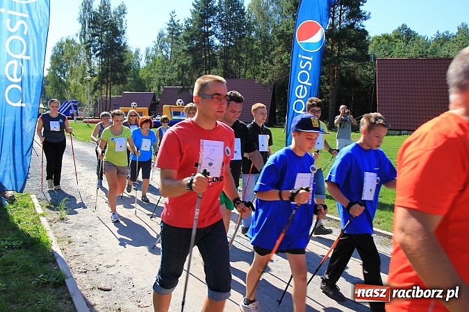 Zdjęcie w galerii na portalu naszraciborz.pl: Kijki w dłoń i w drogę! Zawody Nordic Walking w Szymocicach już za nami wiadomości z regionu