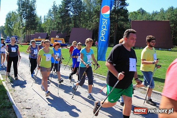 Zdjęcie w galerii na portalu naszraciborz.pl: Kijki w dłoń i w drogę! Zawody Nordic Walking w Szymocicach już za nami wiadomości z regionu