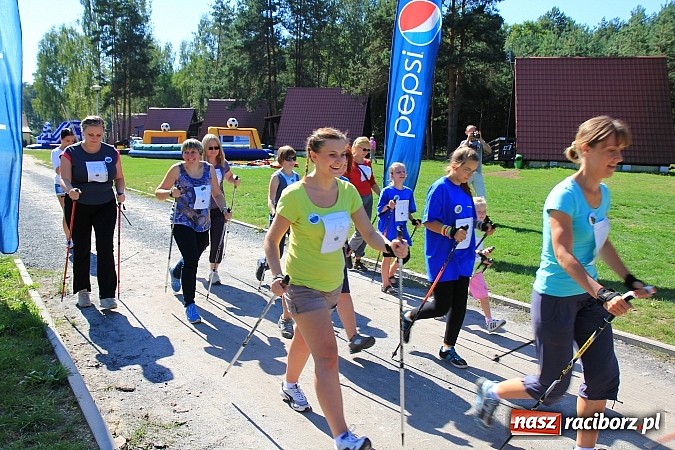 Zdjęcie w galerii na portalu naszraciborz.pl: Kijki w dłoń i w drogę! Zawody Nordic Walking w Szymocicach już za nami wiadomości z regionu