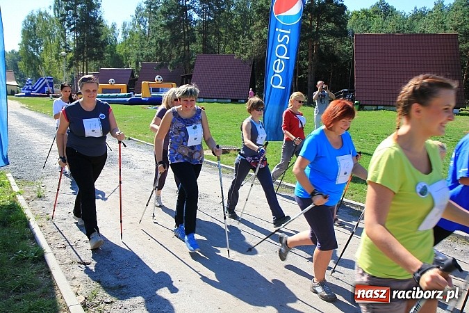 Zdjęcie w galerii na portalu naszraciborz.pl: Kijki w dłoń i w drogę! Zawody Nordic Walking w Szymocicach już za nami wiadomości z regionu