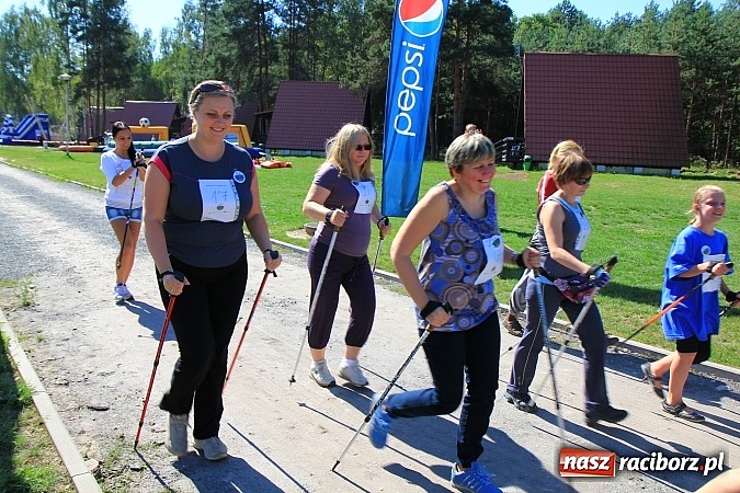 Zdjęcie w galerii na portalu naszraciborz.pl: Kijki w dłoń i w drogę! Zawody Nordic Walking w Szymocicach już za nami wiadomości z regionu