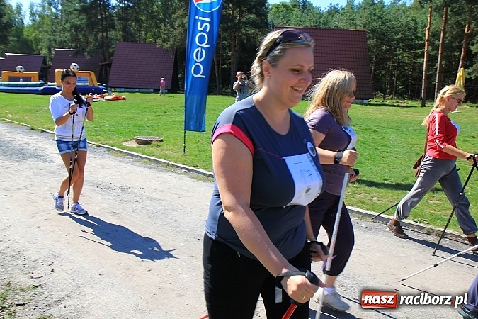 Zdjęcie w galerii na portalu naszraciborz.pl: Kijki w dłoń i w drogę! Zawody Nordic Walking w Szymocicach już za nami wiadomości z regionu