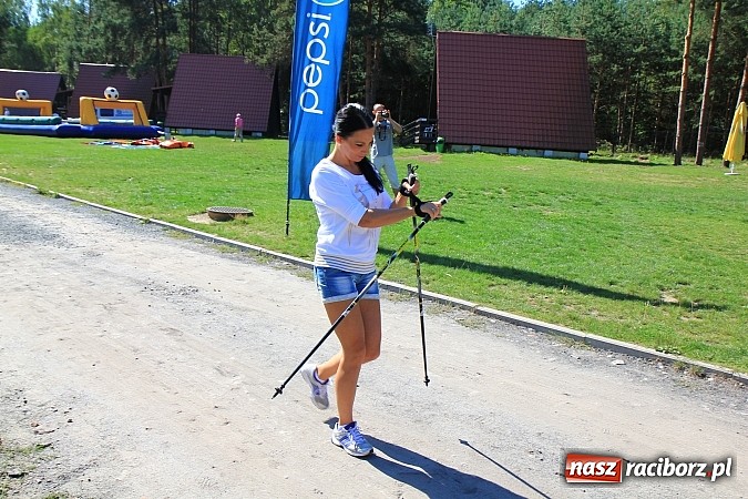 Zdjęcie w galerii na portalu naszraciborz.pl: Kijki w dłoń i w drogę! Zawody Nordic Walking w Szymocicach już za nami wiadomości z regionu