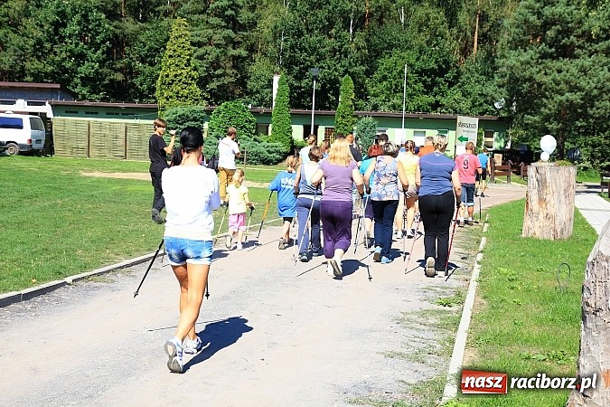Zdjęcie w galerii na portalu naszraciborz.pl: Kijki w dłoń i w drogę! Zawody Nordic Walking w Szymocicach już za nami wiadomości z regionu