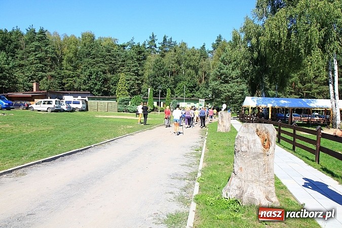 Zdjęcie w galerii na portalu naszraciborz.pl: Kijki w dłoń i w drogę! Zawody Nordic Walking w Szymocicach już za nami wiadomości z regionu