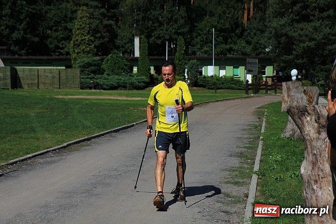Zdjęcie w galerii na portalu naszraciborz.pl: Kijki w dłoń i w drogę! Zawody Nordic Walking w Szymocicach już za nami wiadomości z regionu