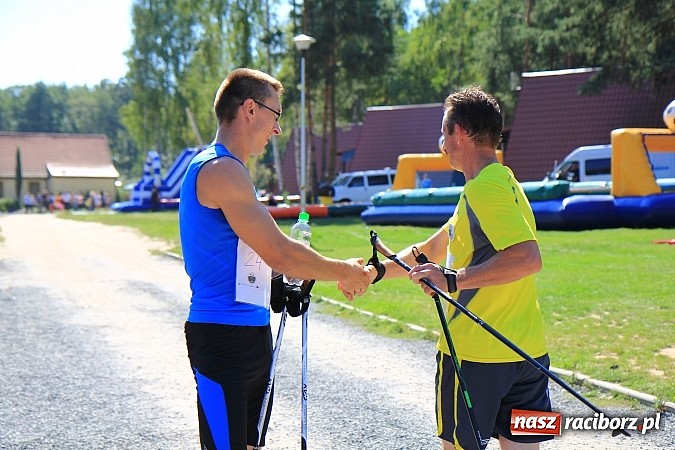 Zdjęcie w galerii na portalu naszraciborz.pl: Kijki w dłoń i w drogę! Zawody Nordic Walking w Szymocicach już za nami wiadomości z regionu