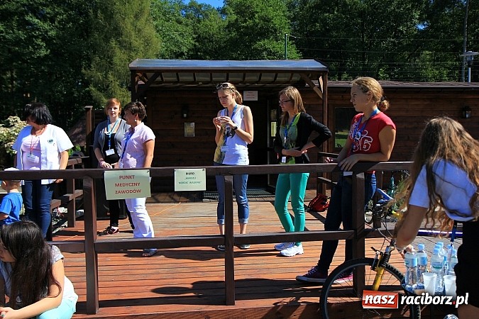 Zdjęcie w galerii na portalu naszraciborz.pl: Kijki w dłoń i w drogę! Zawody Nordic Walking w Szymocicach już za nami wiadomości z regionu