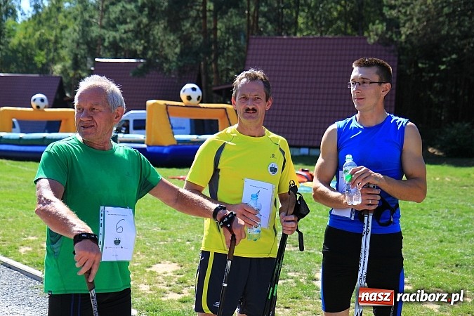 Zdjęcie w galerii na portalu naszraciborz.pl: Kijki w dłoń i w drogę! Zawody Nordic Walking w Szymocicach już za nami wiadomości z regionu