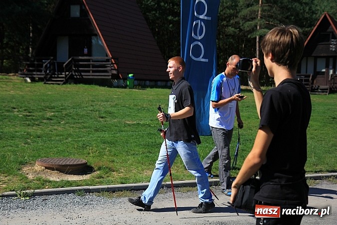 Zdjęcie w galerii na portalu naszraciborz.pl: Kijki w dłoń i w drogę! Zawody Nordic Walking w Szymocicach już za nami wiadomości z regionu