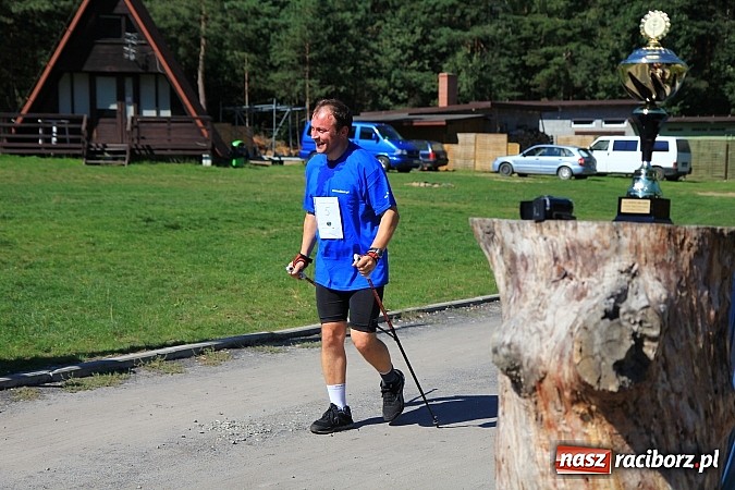 Zdjęcie w galerii na portalu naszraciborz.pl: Kijki w dłoń i w drogę! Zawody Nordic Walking w Szymocicach już za nami wiadomości z regionu
