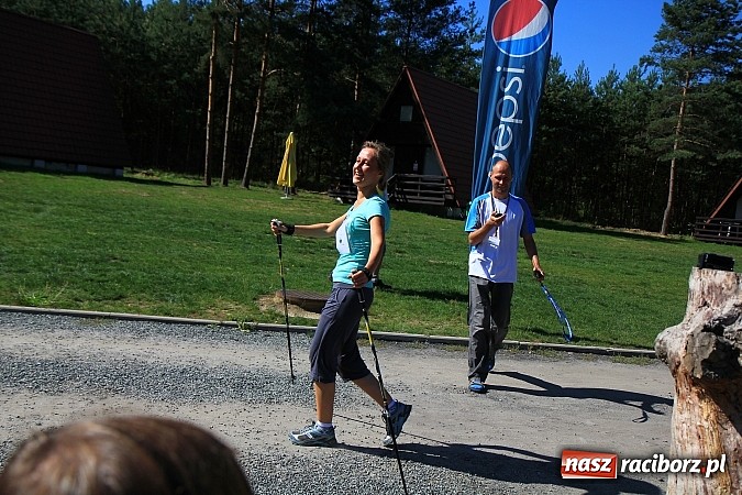 Zdjęcie w galerii na portalu naszraciborz.pl: Kijki w dłoń i w drogę! Zawody Nordic Walking w Szymocicach już za nami wiadomości z regionu