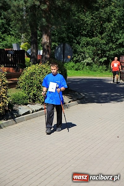 Zdjęcie w galerii na portalu naszraciborz.pl: Kijki w dłoń i w drogę! Zawody Nordic Walking w Szymocicach już za nami wiadomości z regionu