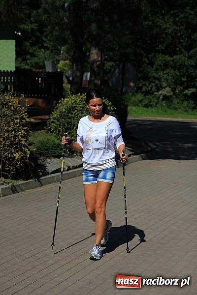 Zdjęcie w galerii na portalu naszraciborz.pl: Kijki w dłoń i w drogę! Zawody Nordic Walking w Szymocicach już za nami wiadomości z regionu