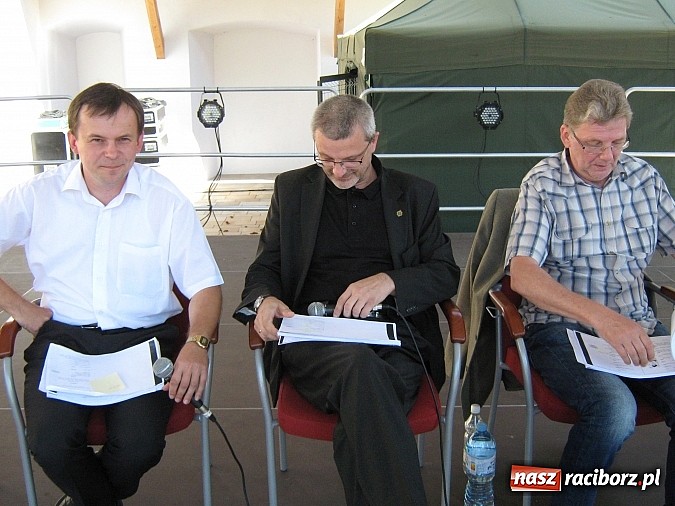 Zdjęcie w galerii na portalu naszraciborz.pl: Narodowe Czytanie Fredry - Zamek Piastowski wiadomości z regionu