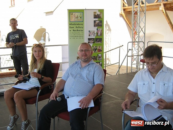 Zdjęcie w galerii na portalu naszraciborz.pl: Narodowe Czytanie Fredry - Zamek Piastowski wiadomości z regionu