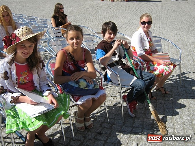 Zdjęcie w galerii na portalu naszraciborz.pl: Narodowe Czytanie Fredry - Zamek Piastowski wiadomości z regionu