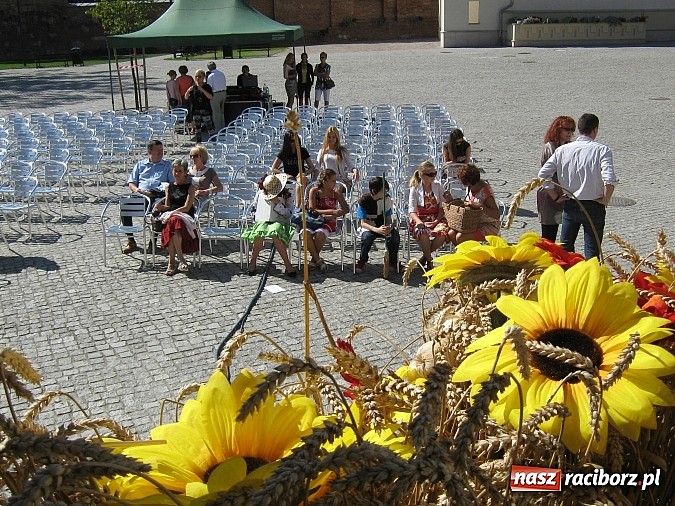 Zdjęcie w galerii na portalu naszraciborz.pl: Narodowe Czytanie Fredry - Zamek Piastowski wiadomości z regionu