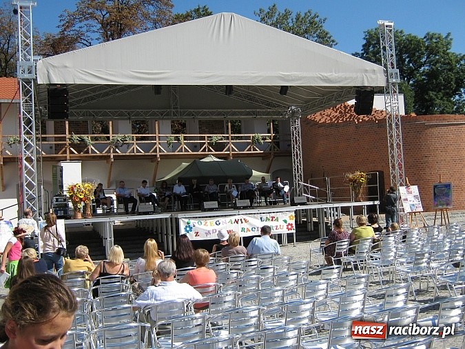 Zdjęcie w galerii na portalu naszraciborz.pl: Narodowe Czytanie Fredry - Zamek Piastowski wiadomości z regionu