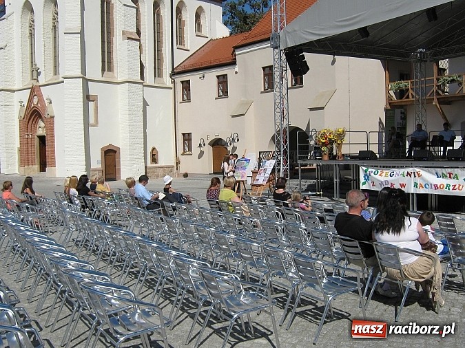 Zdjęcie w galerii na portalu naszraciborz.pl: Narodowe Czytanie Fredry - Zamek Piastowski wiadomości z regionu