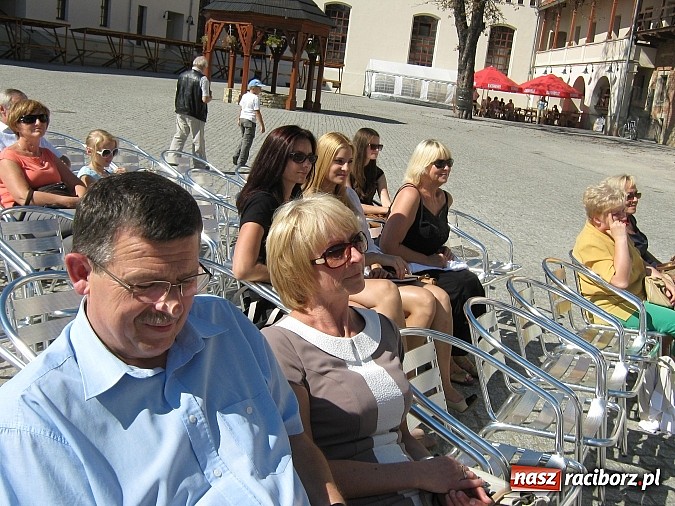 Zdjęcie w galerii na portalu naszraciborz.pl: Narodowe Czytanie Fredry - Zamek Piastowski wiadomości z regionu