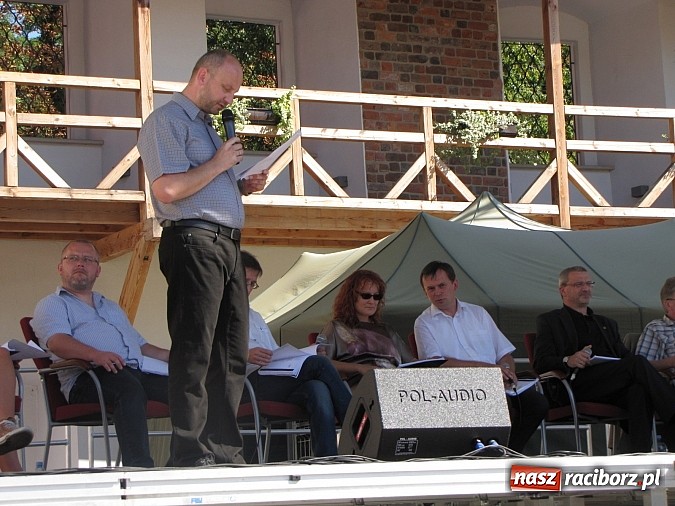 Zdjęcie w galerii na portalu naszraciborz.pl: Narodowe Czytanie Fredry - Zamek Piastowski wiadomości z regionu