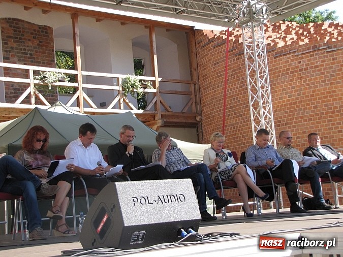 Zdjęcie w galerii na portalu naszraciborz.pl: Narodowe Czytanie Fredry - Zamek Piastowski wiadomości z regionu