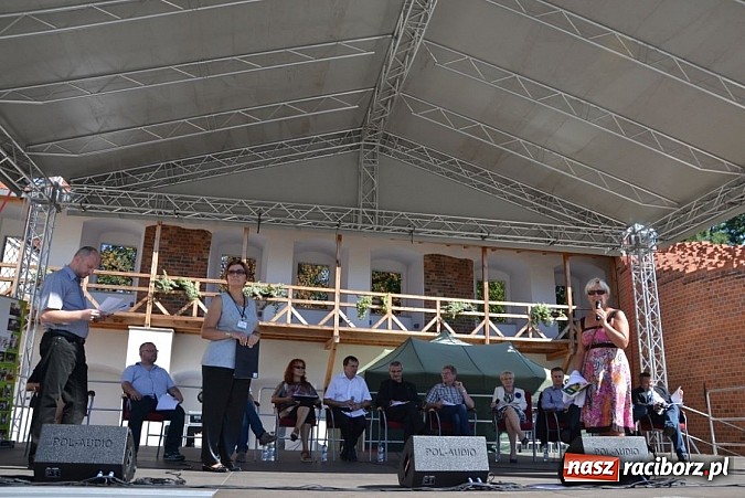 Zdjęcie w galerii na portalu naszraciborz.pl: Narodowe Czytanie Fredry - Zamek Piastowski wiadomości z regionu