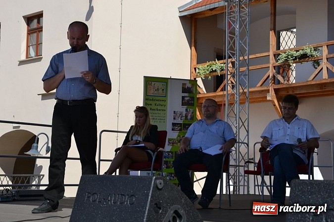 Zdjęcie w galerii na portalu naszraciborz.pl: Narodowe Czytanie Fredry - Zamek Piastowski wiadomości z regionu