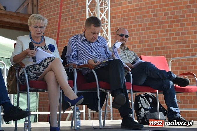 Zdjęcie w galerii na portalu naszraciborz.pl: Narodowe Czytanie Fredry - Zamek Piastowski wiadomości z regionu