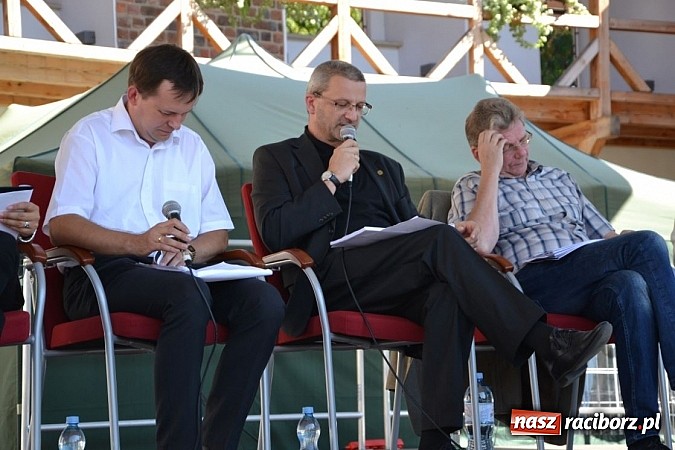 Zdjęcie w galerii na portalu naszraciborz.pl: Narodowe Czytanie Fredry - Zamek Piastowski wiadomości z regionu