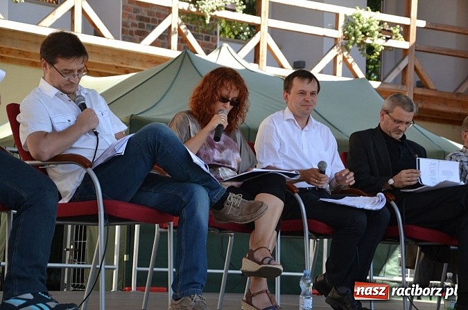 Zdjęcie w galerii na portalu naszraciborz.pl: Narodowe Czytanie Fredry - Zamek Piastowski wiadomości z regionu