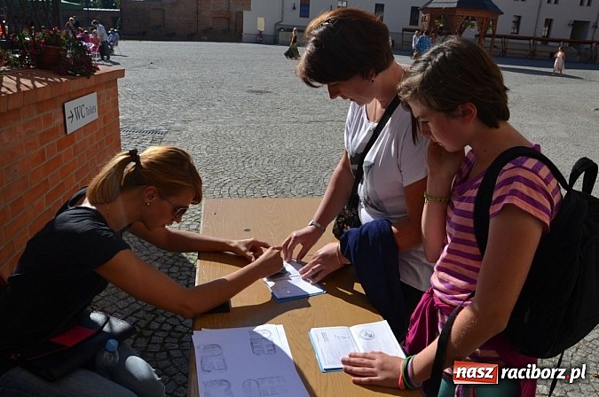 Zdjęcie w galerii na portalu naszraciborz.pl: Narodowe Czytanie Fredry - Zamek Piastowski wiadomości z regionu