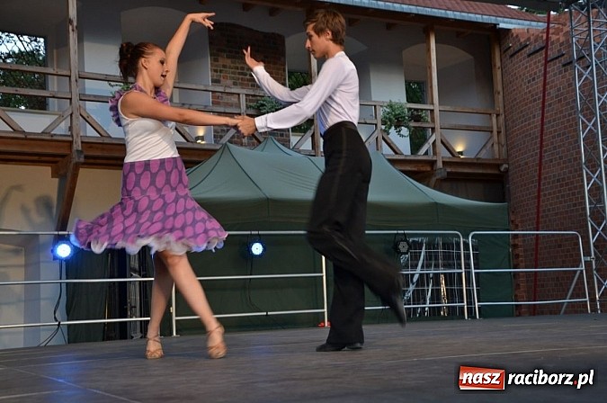 Zdjęcie w galerii na portalu naszraciborz.pl: Narodowe Czytanie Fredry - Zamek Piastowski wiadomości z regionu