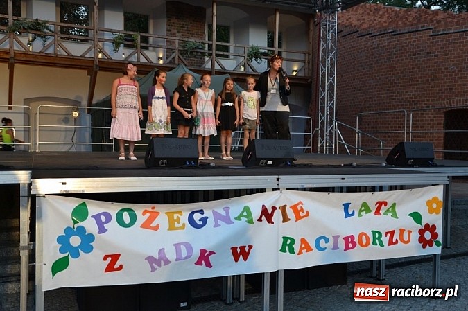 Zdjęcie w galerii na portalu naszraciborz.pl: Narodowe Czytanie Fredry - Zamek Piastowski wiadomości z regionu