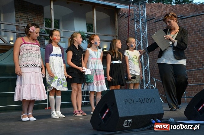 Zdjęcie w galerii na portalu naszraciborz.pl: Narodowe Czytanie Fredry - Zamek Piastowski wiadomości z regionu