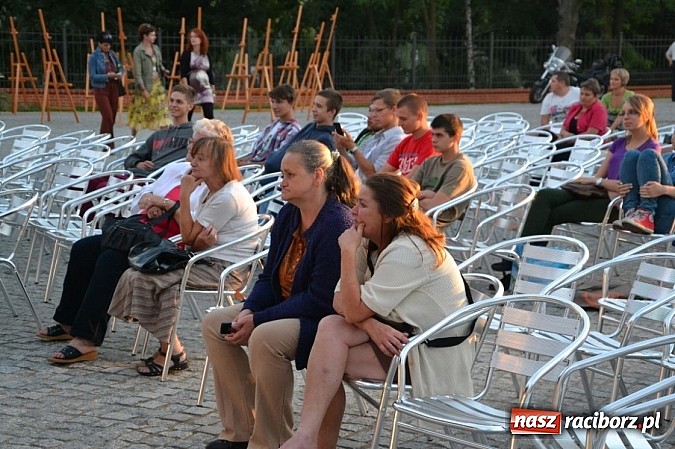 Zdjęcie w galerii na portalu naszraciborz.pl: Narodowe Czytanie Fredry - Zamek Piastowski wiadomości z regionu