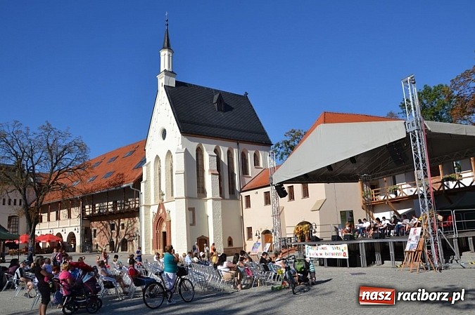 Zdjęcie w galerii na portalu naszraciborz.pl: Narodowe Czytanie Fredry - Zamek Piastowski wiadomości z regionu