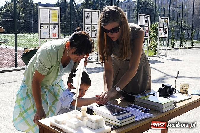 Zdjęcie w galerii na portalu naszraciborz.pl: Zemsta w bibliotece, czyli Narodowe Czytanie wiadomości z regionu