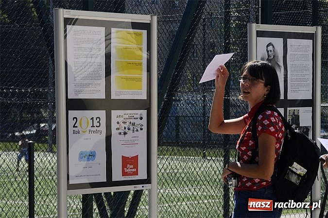 Zdjęcie w galerii na portalu naszraciborz.pl: Zemsta w bibliotece, czyli Narodowe Czytanie wiadomości z regionu