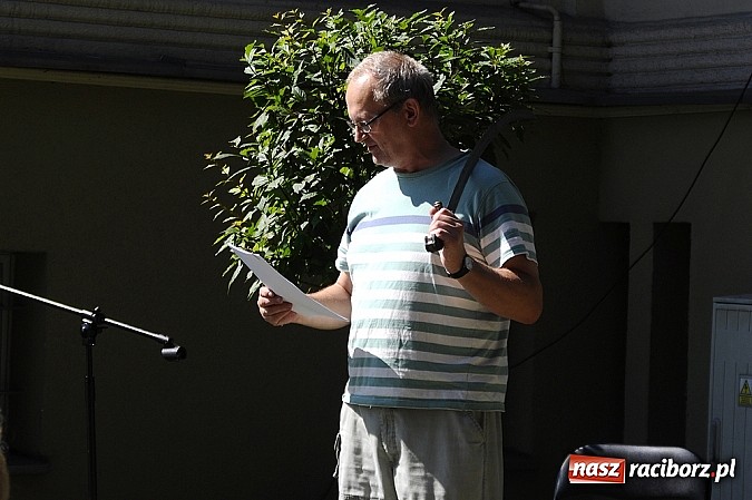 Zdjęcie w galerii na portalu naszraciborz.pl: Zemsta w bibliotece, czyli Narodowe Czytanie wiadomości z regionu